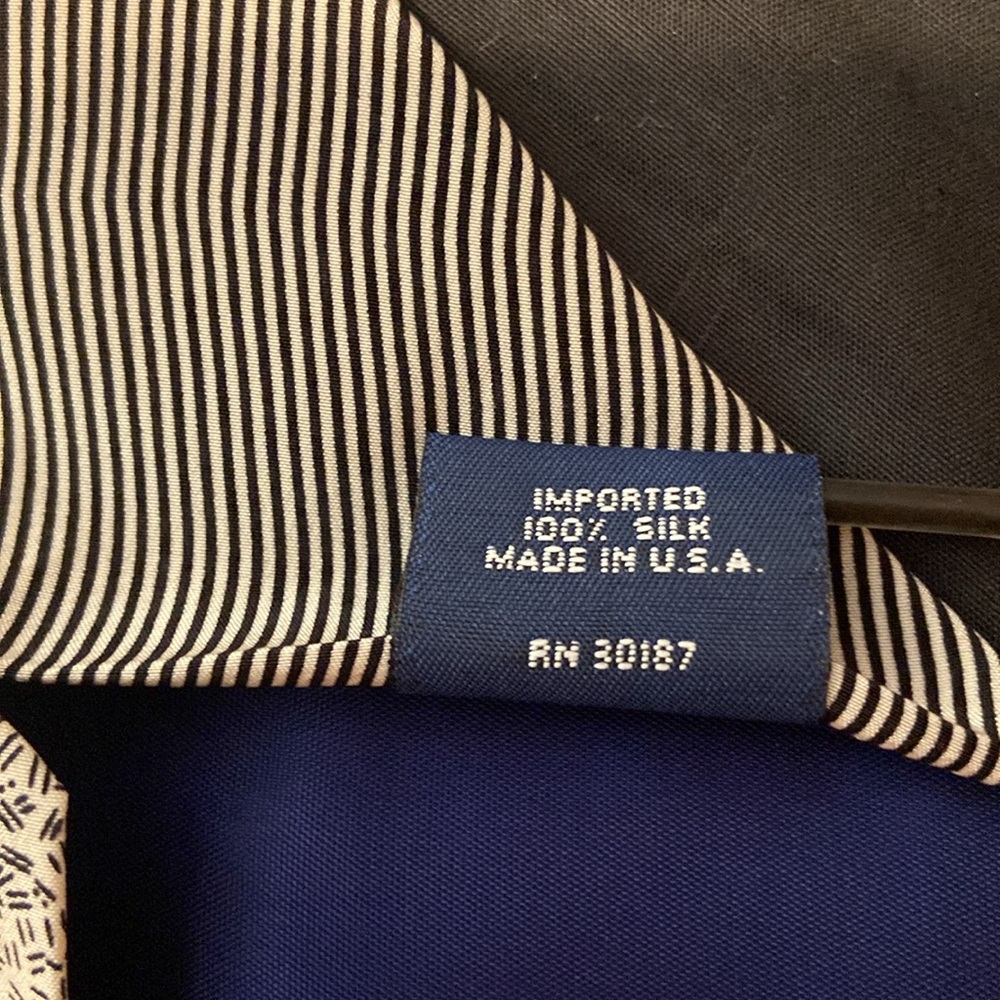 💙The Beatles Silk Tie with Unique Design (We Can Work It Out 1991 Apple Corp) - Picture 5 of 6